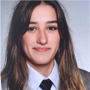 Profesora de Cine y Audiovisual. Graduada en Comunicación Audiovisual, diplomatura de Ayudante de dirección en cine y televisión y experiencia en cortometrajes. Clases online.